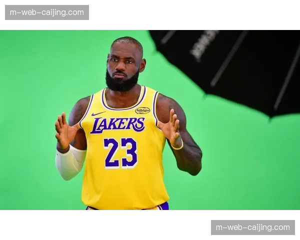 湖人詹姆斯负荷管理严格控制,背靠背轮休保障季后赛状态